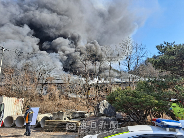 성주군 선남면 관화리 농기계 공장 A산업에서 화재가 발생해 시커먼 연기를 내뿜고 있다. 독자 제공