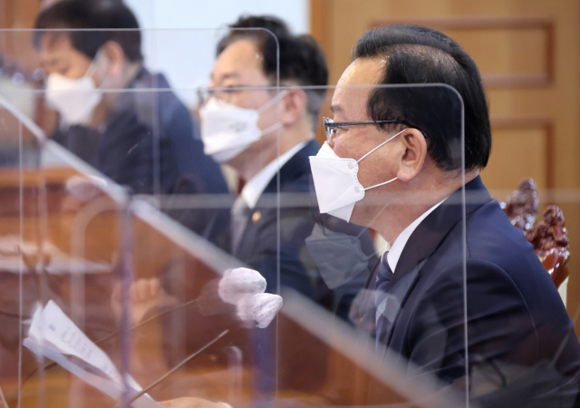 김부겸 국무총리가 15일 정부서울청사에서 열린 공명선거 관계장관회의를 주재하고 있다. 연합뉴스