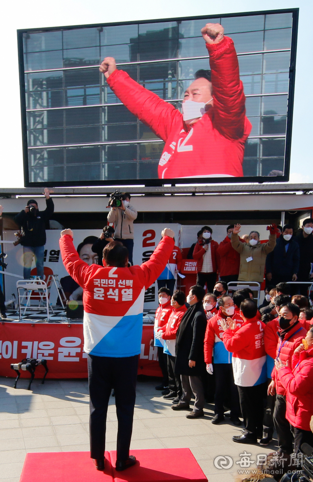 제20대 대통령 선거 공식 선거운동이 시작된 15일 국민의힘 윤석열 대선 후보가 동대구역을 찾아 유세를 하고 있다. 안성완 기자 asw0727@imaeil.com