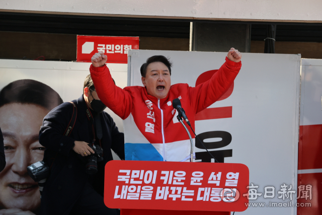 제20대 대통령 선거 공식 선거운동이 시작된 15일 국민의힘 윤석열 대선 후보가 동대구역을 찾아 유세를 하고 있다. 안성완 기자 asw0727@imaeil.com