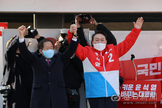 15일 국민의힘 윤석열 대선 후보가 동대구역 광장에서 홍준표 의원과 함께 유세를 하고 있다. 안성완 기자 asw0727@imaeil.com