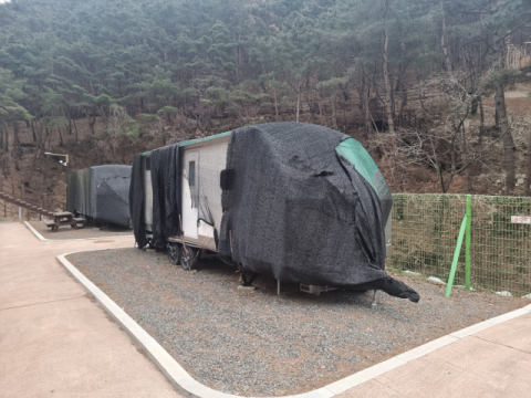 19일 오후 5시쯤 대구 도동 용암산성 오토캠핑장. 카라반 3대가 찢겨진 검은 천막에 덮여 있다. 임재환 기자