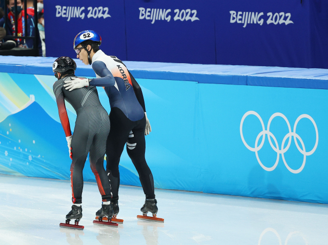 대한민국 쇼트트랙 대표팀 황대헌이 13일 오후 중국 베이징 캐피털 실내 경기장에서 열린 2022 베이징 동계올림픽 쇼트트랙 남자 500m 준결승 2조 경기에서 레이스를 마친 후 경기 중 부딪힌 캐나다의 스티븐 뒤부아에게 사과하고 있다. 연합뉴스