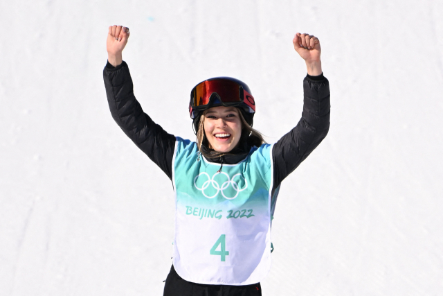 8일 중국 베이징의 서우강 빅 에어 경기장에서 열린 베이징 동계올림픽 스키 프리스타일 여자 빅에어 결선에서 우승한 에일린 구(19·중국)가 시상대에 올라 환호하고 있다. 그는 이날 1∼3차 시기 합계 188.25점을 받아 우승했다. 미국인 아버지와 중국인 어머니 사이에서 태어난 그는 이번 시즌 국제스키연맹(FIS) 프리스타일 월드컵 여자 하프파이프 대회에서 네 차례 모두 우승한 선수로, 지난 2019년부터 중국 국적으로 국제 대회에 출전해온 중국의 동계 스포츠 스타다. 연합뉴스