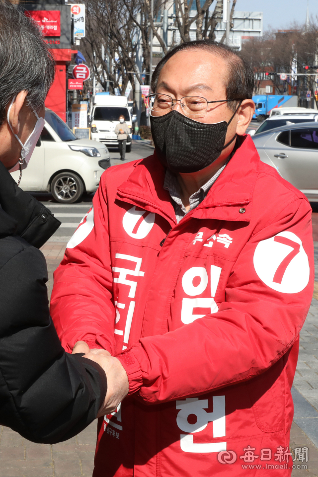 대구 중구남구 국회의원 보궐선거에 무소속으로 출마한 임병헌 후보가 15일 남구 영남대병원 네거리에서 유권자들과 인사를 나누며 지지를 부탁하고 있다. 정운철 기자 woon@imaeil.com