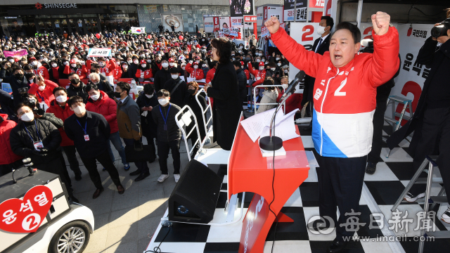 제20대 대통령 선거 공식 선거운동이 시작된 15일 국민의힘 윤석열 대선 후보가 동대구역을 찾아 유세를 하고 있다. 안성완 기자 asw0727@imaeil.com