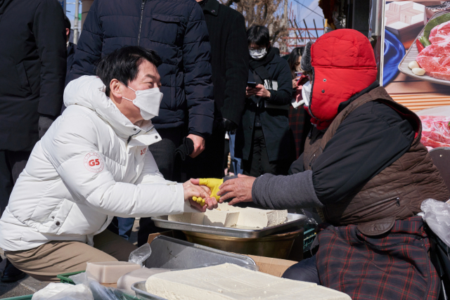 국민의당 안철수 대선 후보가 15일 오후 경북 안동시 안동 신시장에서 시민들과 인사하고 있다. 연합뉴스
