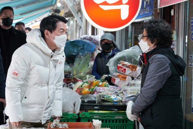 국민의당 안철수 대선 후보가 15일 오후 경북 안동시 안동 신시장에서 시민들과 인사하고 있다. 연합뉴스
