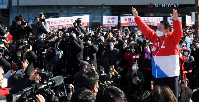 국민의힘 윤석열 대선 후보가 15일 오후 대구 동구 동대구역 광장에서 유세 차량으로 이동하며 인사하고 있다. 연합뉴스