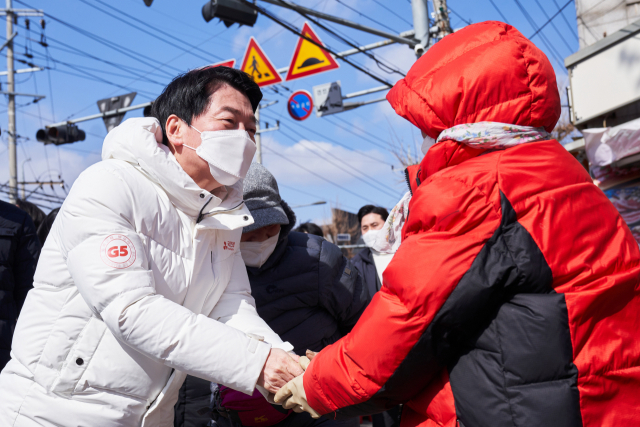 국민의당 안철수 대선 후보가 15일 오후 경북 안동시 안동 신시장에서 시민들과 인사하고 있다. 연합뉴스