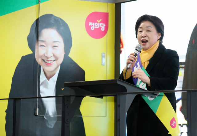 정의당 심상정 대선 후보가 공식 선거운동 첫날인 15일 오후 광주 서구 유스퀘어 앞에서 연설하고 있다. 연합뉴스