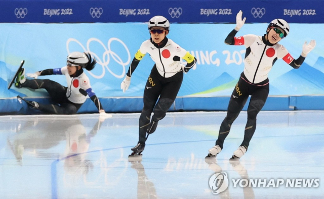 15일 중국 베이징 국립 스피드스케이팅경기장에서 열린 2022 베이징동계올림픽 스피드스케이팅 여자 팀 추월 결승저에서 넘어지는 일본팀. 연합뉴스