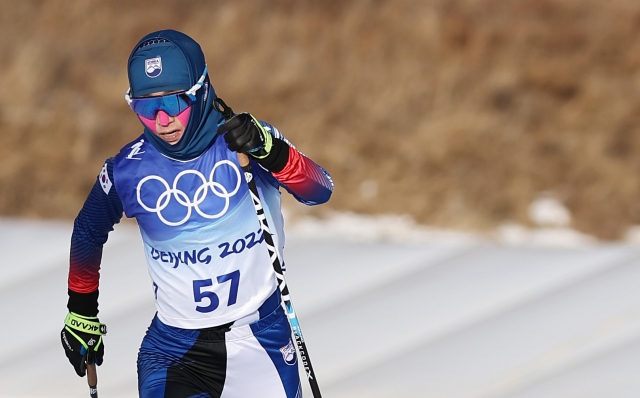 한국 이채원이 5일 오후 중국 허베이성 장자커우 국립 크로스컨트리 스키 센터에서 열린 2022 베이징 동계올림픽 크로스컨트리 스키 여자 7.5km+7.5km 스키애슬론 경기에서 경사 코스를 오르고 있다. 연합뉴스