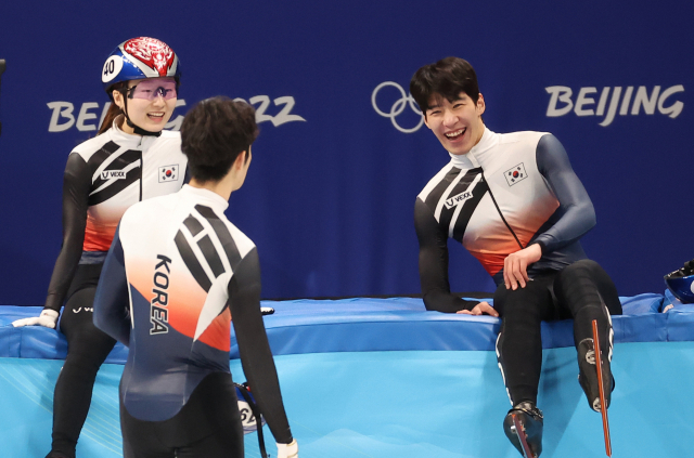15일 중국 베이징 캐피털 실내 경기장에서 쇼트트랙 한국 대표팀의 최민정과 황대헌이 대화를 나누고 있다. 연합뉴스