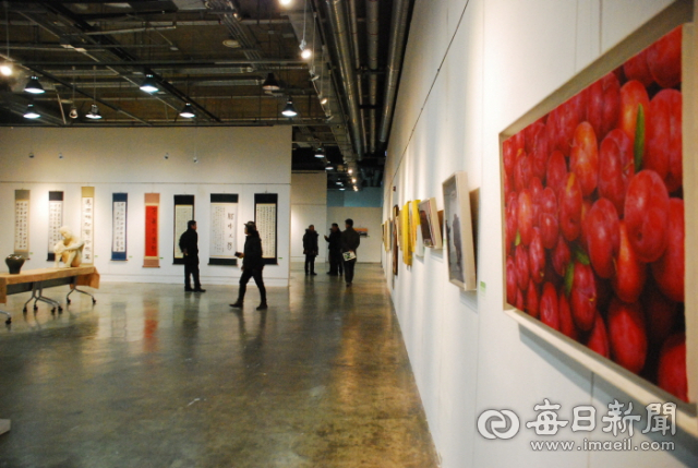 경산예총 미술협회경산지부가 주최한 한 전시회 장면. 이 사진은 해당 기사와 관련이 없음. 매일신문 DB