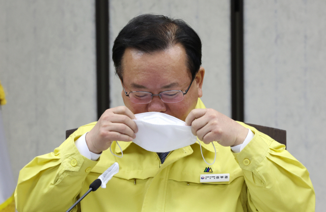 김부겸 국무총리가 16일 오전 세종시 정부세종청사에서 열린 신종 코로나바이러스 감염증(코로나19) 대응 중앙재난안전대책본부 회의에서 발언을 마친 뒤 다시 마스크를 쓰고 있다. 연합뉴스