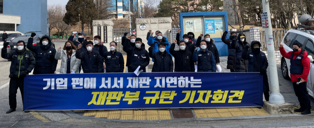 아사히비정규직지회 등은 16일 대구지방법원 김천지원 앞에서 재판을 지연하는 재판부에 대해 규탄하는 기자회견을 열었다. 이영광 기자
