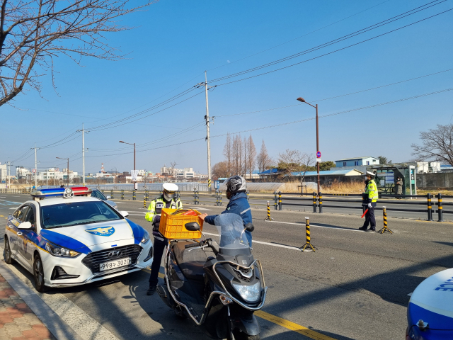 16일 오전 포항남부경찰서 교통 경찰관들이 이륜차 불법 행위 집중 단속을 벌이고 있다. 포항남부경찰서 제공.