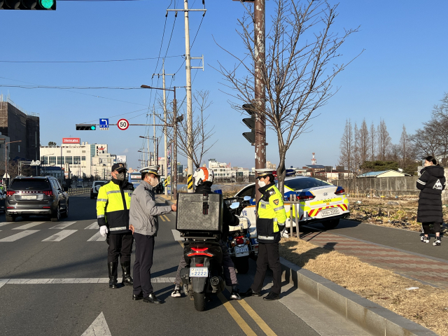 16일 오전 포항남부경찰서 교통 경찰관들이 이륜차 불법 행위 집중 단속을 벌이고 있다. 포항남부경찰서 제공.