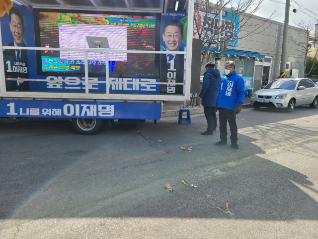 이재명 더불어민주당 대선후보 칠곡 유세차량에 50대 남성 A씨가 계란을 던져 바닥에 널브러져 있다. 독자 제공