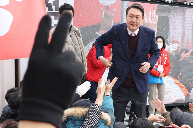 국민의힘 윤석열 대선 후보가 16일 오전 광주 광산구 송정매일시장에서 열린 거점유세에서 지지자들과 인사하고 있다. 연합뉴스
