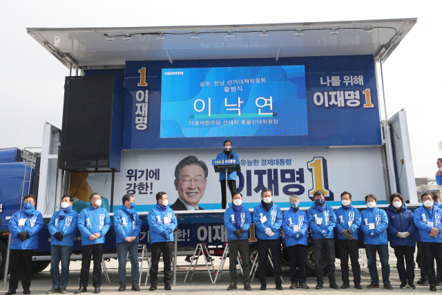 제20대 대통령선거 공식 선거운동이 시작된 15일 오전 광주 동구 5·18 민주광장에서 열린 더불어민주당 광주·전남 선거대책위원회 출범식에서 이낙연 총괄선대위원장이 이재명 후보에 대한 지지를 호소하고 있다. 연합뉴스