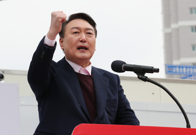 국민의힘 윤석열 대선 후보가 16일 오후 전북 전주시 덕진군 전주역에서 열린