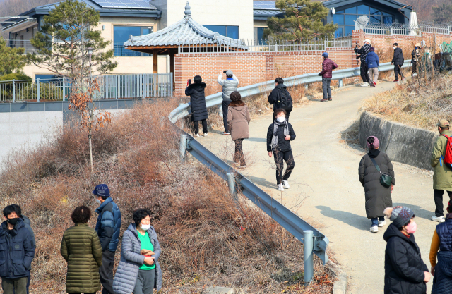 박근혜 전 대통령이 퇴원 후 머무를 것으로 알려진 대구 달성군 한 전원주택에 13일 사람들의 발길이 이어지고 있다. 연합뉴스