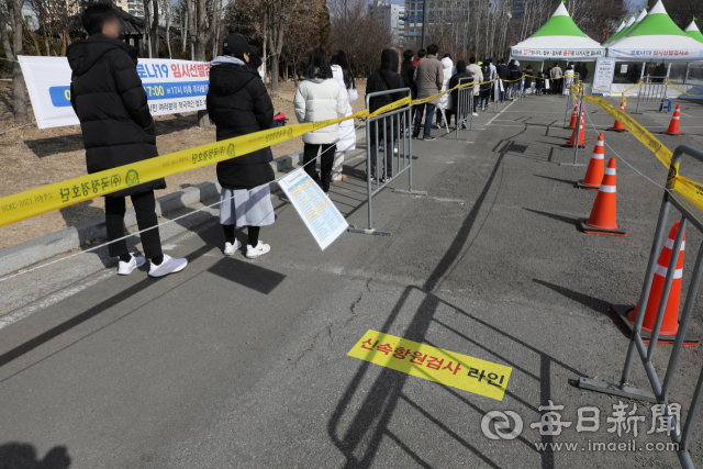 16일 오전 대구 옛 두류정수장 임시선별검사소에서 시민들이 유전자증폭(PCR) 검사를 를 받기 위해 줄을 서 있다. 중앙 분리대 오른쪽은 신속항원검사 대기 공간으로, 검사 도입 초기와 달리 한산한 모습이다. 대구시에 따르면 15일 오후 6시 기준 국채보상공원 등 임시선별검사소 3곳의 PCR검사 건수는 2천759건이며, 14일 임시선별검사소 PCR검사자 중 894명이 양성으로 판정됐다. 우태욱 기자 woo@imaeil.com