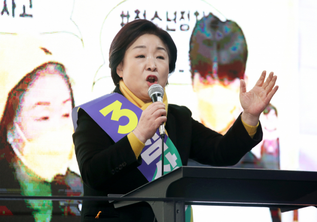 정의당 심상정 대선 후보가 공식 선거운동 첫날인 15일 오후 광주 서구 유스퀘어 앞에서 연설하고 있다. 연합뉴스