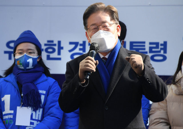 더불어민주당 이재명 대선 후보가 16일 서울 강남구 강남역 인근에서 열린 