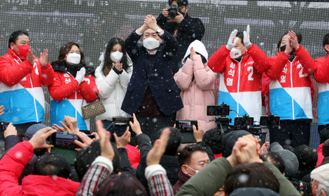 국민의힘 윤석열 대선 후보가 16일 오전 광주 광산구 송정매일시장에서 열린 