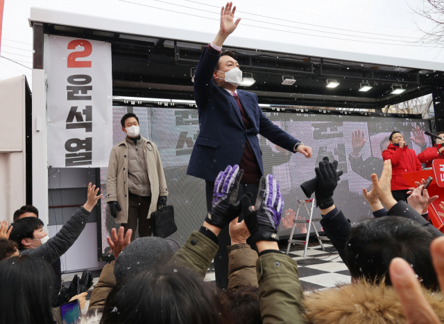 국민의힘 윤석열 대선 후보가 16일 오전 광주 광산구 송정매일시장에서 열린 거점유세에서 지지자들과 인사하고 있다. 연합뉴스