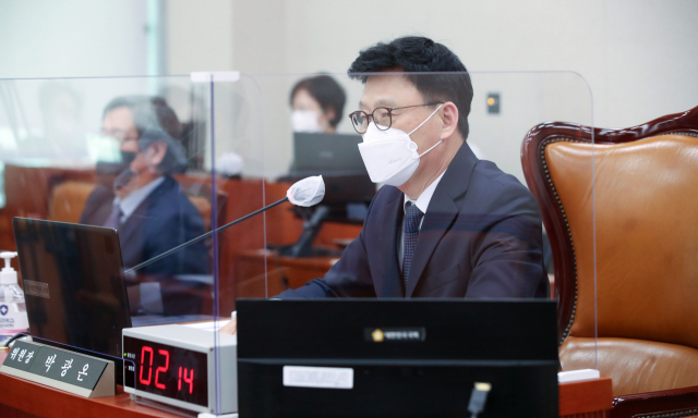 박광온 국회 법제사법위원장이 11일 서울 여의도 국회에서 열린 법제사법위원회 전체회의를 주재하고 있다. 연합뉴스