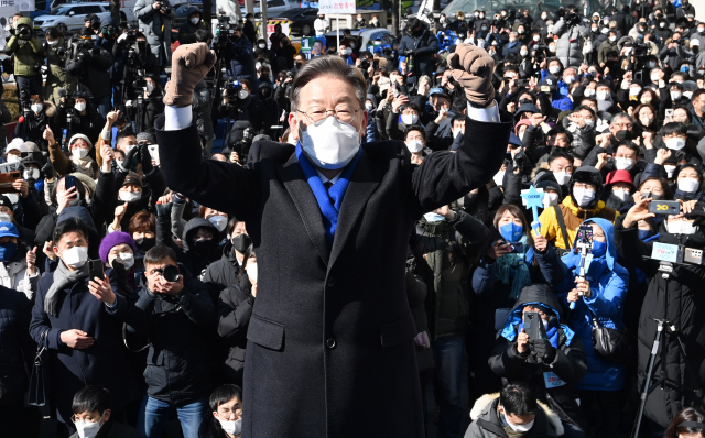 더불어민주당 이재명 대선 후보가 16일 서울 강남구 강남역 인근에서 열린 