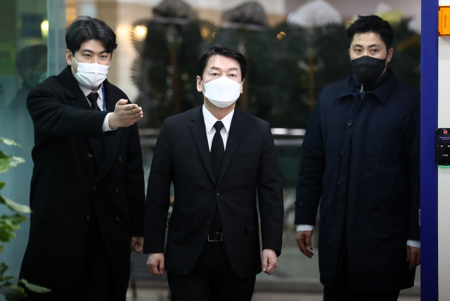 국민의당 안철수 대선 후보가 16일 오후 충남 천안시 동남구 안서동 단국대학교 부속병원 장례식장으로 들어가고 있다. 연합뉴스