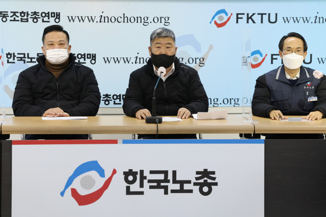 한국노총 김동명 위원장(가운데)이 8일 오후 여의도 사무실에서 더불어민주당 이재명 대선후보 지지 선언 기자회견을 하고 있다. 연합뉴스