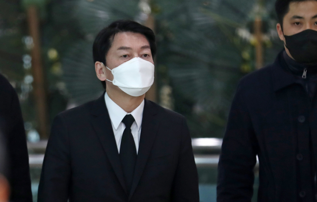 국민의당 안철수 대선 후보가 16일 오후 충남 천안시 동남구 안서동 단국대학교 부속병원 장례식장으로 들어가고 있다. 연합뉴스