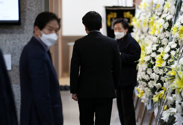 국민의당 안철수 대선 후보가 16일 오후 충남 천안시 동남구 안서동 단국대학교 부속병원 장례식장으로 들어가고 있다. 연합뉴스