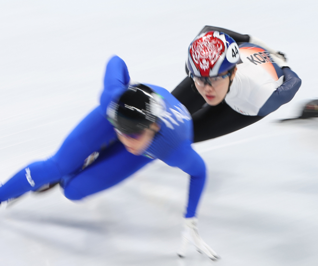 16일 중국 베이징 캐피털 실내 경기장에서 열린 2022 베이징 동계올림픽 쇼트트랙 여자 1500m 준준결승에서 김아랑이 이탈리아 아리안나 폰타나 뒤를 바짝 쫓고 있다. 연합뉴스