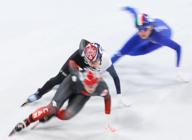 16일 중국 베이징 캐피털 실내 경기장에서 열린 2022 베이징 동계올림픽 쇼트트랙 여자 1500m 준준결승에서 이유빈이 캐나다 킴 부탱을 뒤쫓고 있다. 이유빈은 조2위로 준결승에 진출했다. 연합뉴스