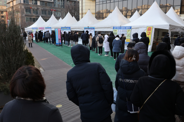 코로나19 전날 신규 확진자 수가 9만443명을 기록하며 10만명대를 눈앞에 둔 16일 오전 서울 송파구 보건소 선별진료소가 검사를 받으려는 시민들로 붐비고 있다. 연합뉴스