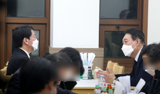국민의힘 윤석열 대선 후보가 16일 저녁 천안 단국대병원에 마련된 국민의당 고 손평오 논산·계룡·금산 지역선대위원장의 빈소를 조문한 뒤 국민의당 안철수 대선 후보를 위로하고 있다. 연합뉴스