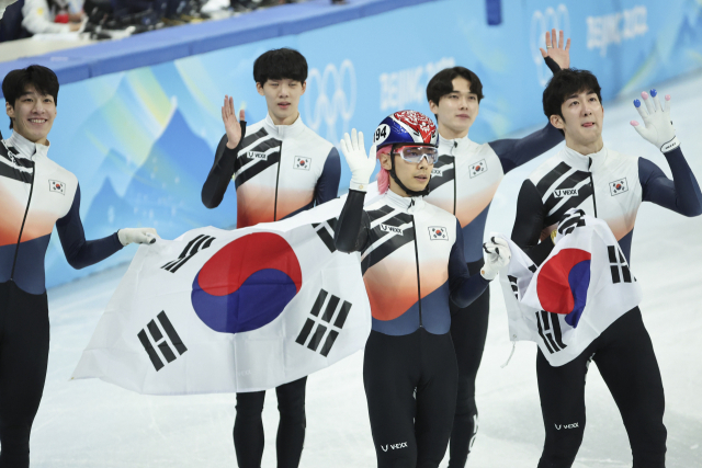 대한민국 남자 쇼트트랙 대표팀이 16일 중국 베이징 캐피털 실내 경기장에서 열린 2022 베이징 동계올림픽 쇼트트랙 남자 5000m 계주 결승에서 2위로 결승선을 통과하며 은메달을 확정한 뒤 태극기를 들고 인사하고 있다. 연합뉴스