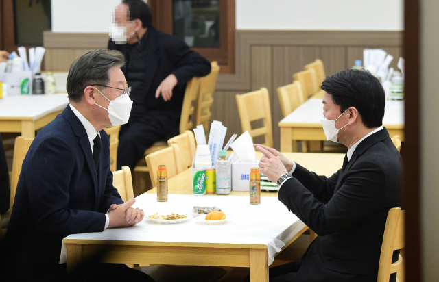 더불어민주당 이재명 대선 후보가 16일 저녁 천안 단국대병원에 마련된 국민의당 고 손평오 논산·계룡·금산 지역선대위원장의 빈소를 조문한 뒤 국민의당 안철수 대선 후보를 위로하고 있다. 연합뉴스