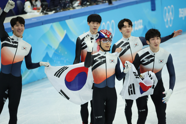 대한민국 남자 쇼트트랙 대표팀이 16일 중국 베이징 캐피털 실내 경기장에서 열린 2022 베이징 동계올림픽 쇼트트랙 남자 5,000m 계주 결승에서 은메달을 획득한 뒤 태극기를 들고서 기뻐하고 있다. 연합뉴스
