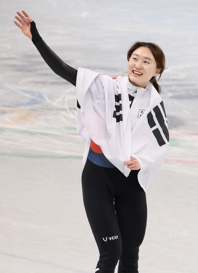최민정이 16일 중국 베이징 캐피털 실내 경기장에서 열린 2022 베이징 동계올림픽 쇼트트랙 여자 1500m 결승에서 1위로 결승선을 통과하며 금메달을 확정 짓고 태극기를 두른 후 인사하고 있다. 연합뉴스