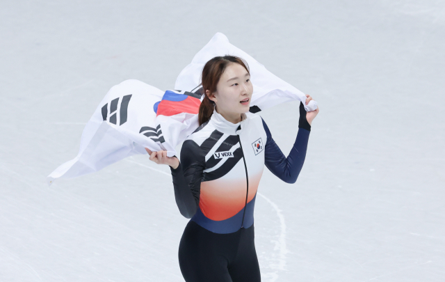 최민정이 16일 중국 베이징 캐피털 실내 경기장에서 열린 2022 베이징 동계올림픽 쇼트트랙 여자 1500m 결승에서 1위로 결승선을 통과하며 금메달을 확정 짓고 있다. 연합뉴스