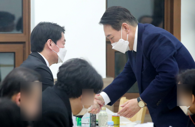 국민의힘 윤석열 대선 후보가 16일 저녁 천안 단국대병원에 마련된 국민의당 고 손평오 논산·계룡·금산 지역선대위원장의 빈소를 조문한 뒤 국민의당 안철수 대선 후보를 위로하고 있다. 연합뉴스