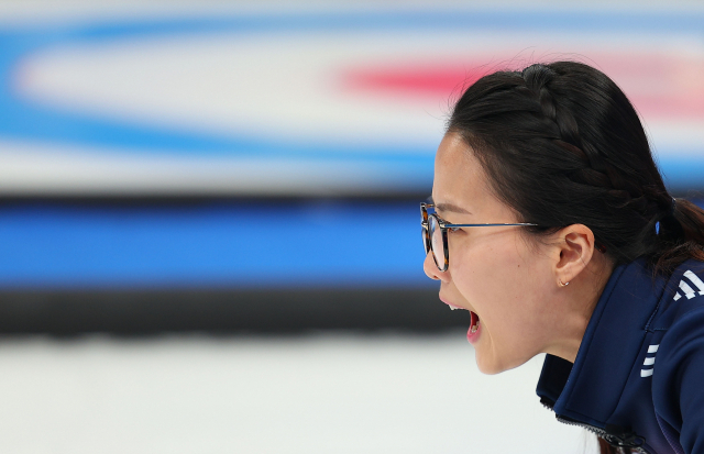 한국 스킵 김은정이 16일 중국 베이징 국립 아쿠아틱 센터에서 열린 2022 베이징 동계올림픽 여자 컬링 리그 한국과 덴마크의 경기에서 스위핑을 지시하고 있다. 연합뉴스
